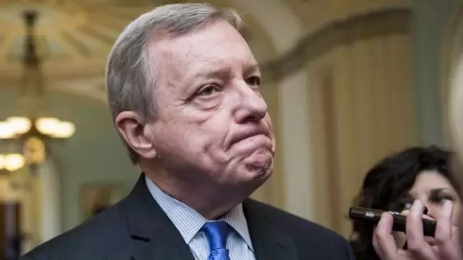 El senador 'Dick' Durbin cuestiona que por su postura a favor del aborto se le prohba comulgar