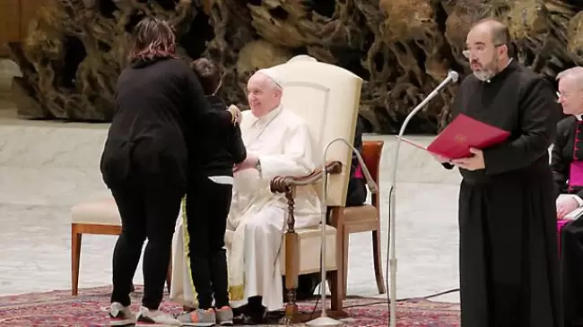 Cadena CBS informa que una madre atribuye al Papa Francisco un milagro recibido por su hijo