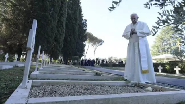 Papa Francisco a los fabricantes de armas: Detnganse...  estas tumbas gritan por s mismas, gritan por la paz!