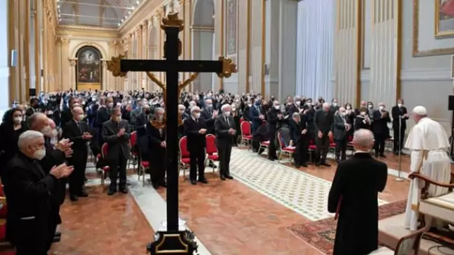 Papa Francisco exige justicia: Los ltimos, los indefensos y los dbiles tienen derechos que deben ser respetados y no pisoteados