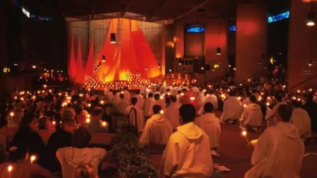 El Papa a los jóvenes de Taizé: "¿Qué responsabilidades debemos asumir para hacer que la Tierra sea habitable?".
