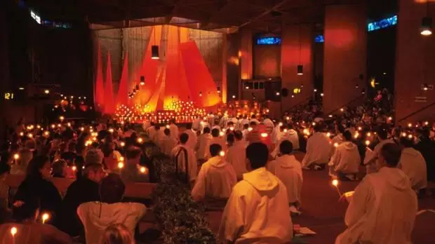 El Papa a los j�venes de Taiz�: "�Qu� responsabilidades debemos asumir para hacer que la Tierra sea habitable?".