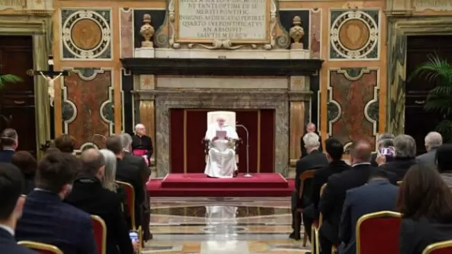 El Papa Francisco pide rigor profesional a los comunicadores animndolos a "dejarse purificar por la verdad"