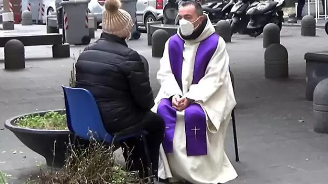 Al menos dos veces por semana Michele confiesa en la calle: Viene gente que se fue a sectas satnicas, mafiosos...