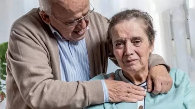 El abuelo Ricardo ama y cuida de su esposa que vive con Alzheimer: Es la Eucarista la que me nutre