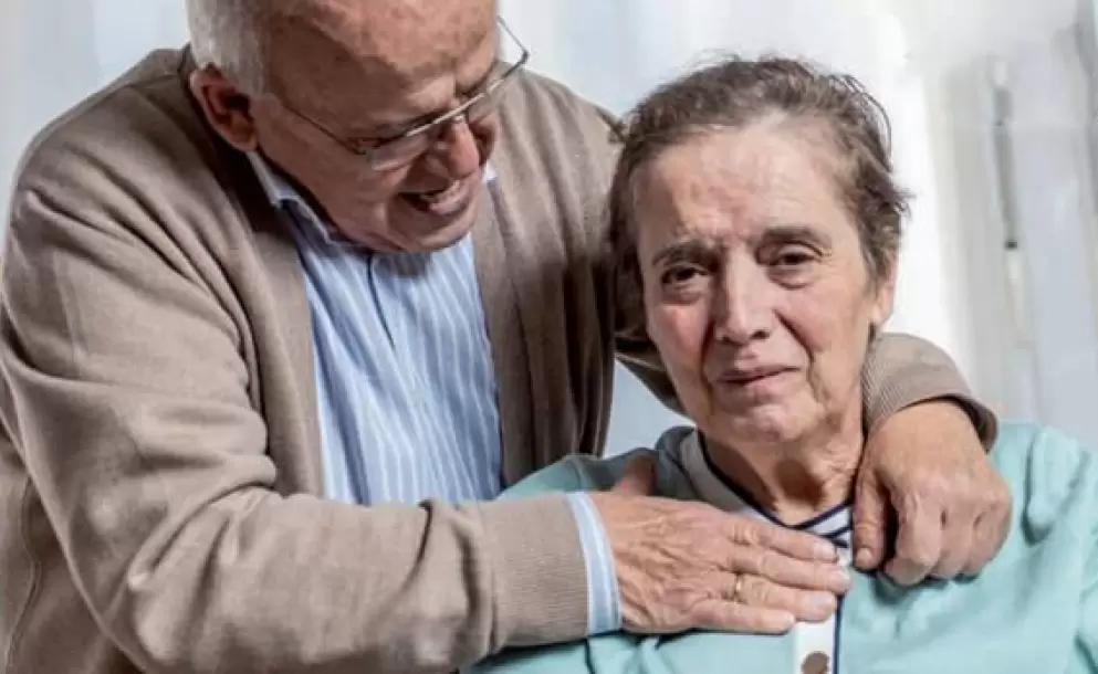 El abuelo Ricardo ama y cuida de su esposa que vive con Alzheimer: Es la Eucarista la que me nutre