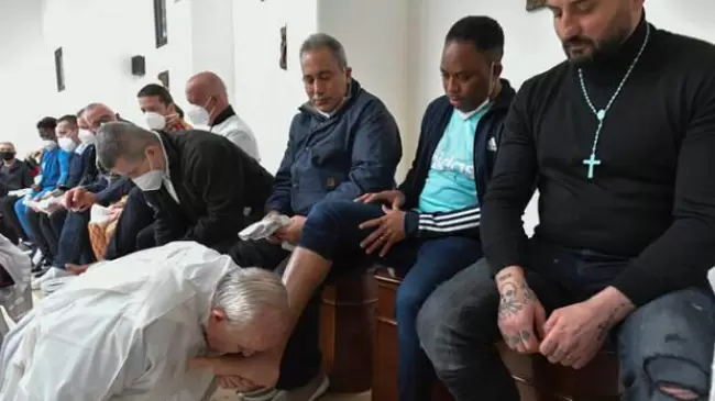 Lgrimas y un inolvidable Dios siempre perdona, se escuchan mientras el Papa lava los pies de 12 reclusos