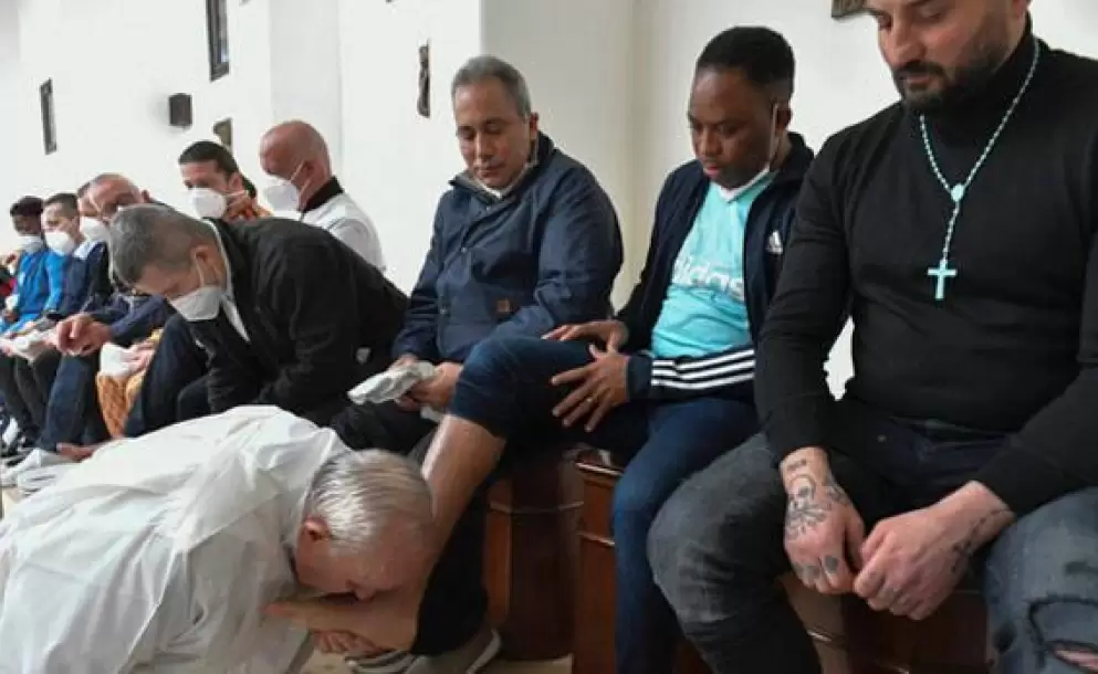 Lágrimas y un inolvidable “Dios siempre perdona”, se escuchan mientras el Papa lava los pies de 12 reclusos