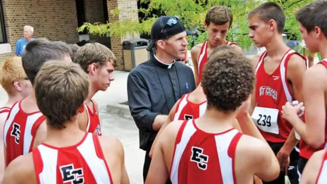 Padre Jonathan Meyer es deportista y entrenador de atletas. Quieren fe, propsito, significado, algo ms de la vida"