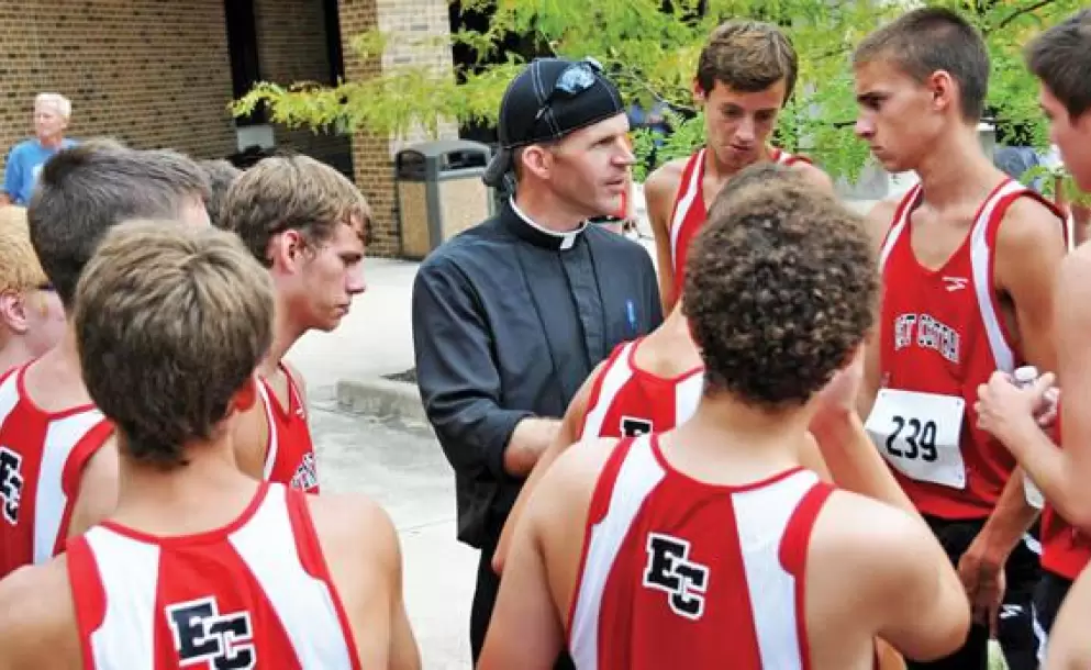 Padre Jonathan Meyer es deportista y entrenador de atletas. Quieren fe, propsito, significado, algo ms de la vida"