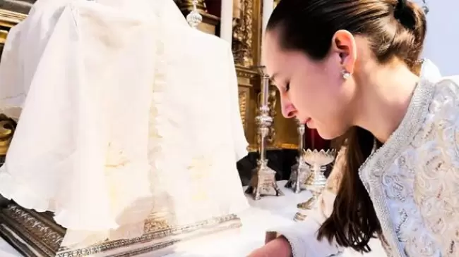 Una joven sevillana recibe en Adoracin Eucarstica el llamado a ser Virgen Consagrada para Dios