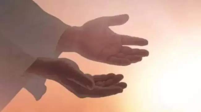Un sacerdote despus de morir regres para agradecer las oraciones que le llevaron al cielo