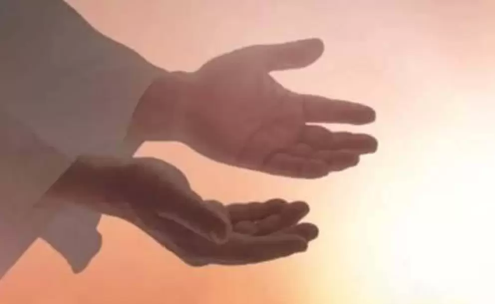 Un sacerdote después de morir regresó para agradecer las oraciones que le llevaron al cielo