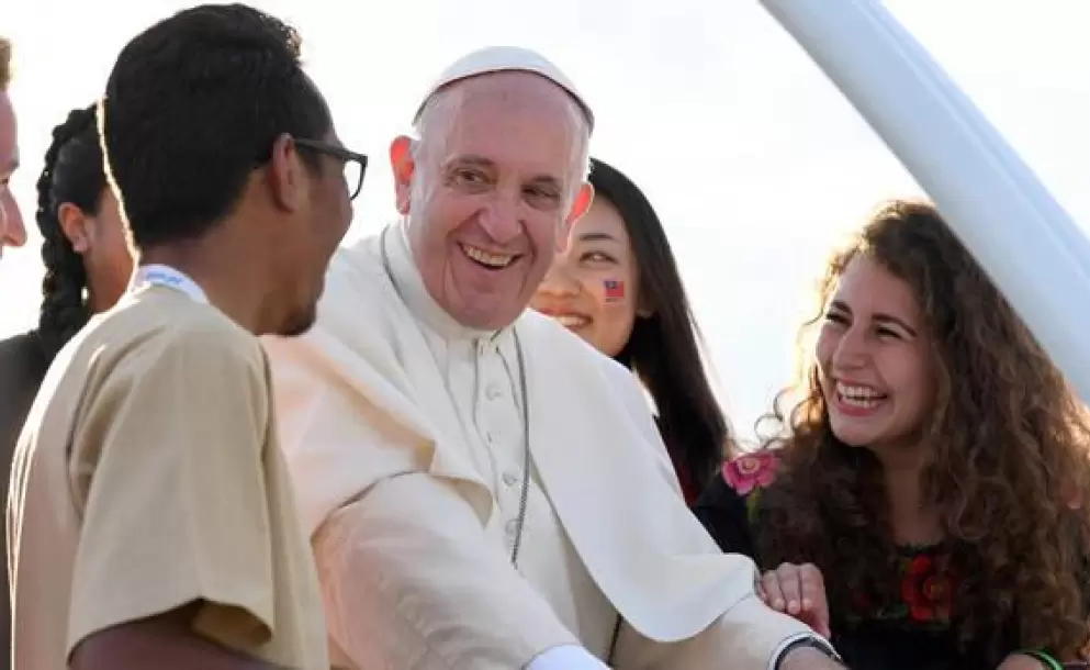 Hablemos de Dios a los jóvenes como lo hizo Jesús en el camino de Emaús, alienta el Papa Francisco
