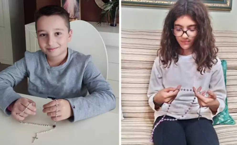 Sara y Raúl rezan el rosario por el fin de la guerra: «Ojalá más niños se apunten. La Virgen se pondrá muy contenta»