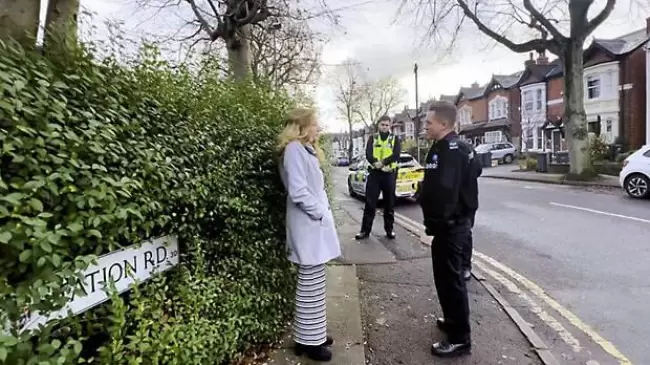 Video avergenza a Inglaterra: Mujer humillada y detenida por rezar en su mente... cerca de una clnica que realiza abortos