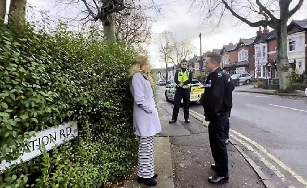 Video avergenza a Inglaterra: Mujer humillada y detenida por rezar en su mente... cerca de una clnica que realiza abortos