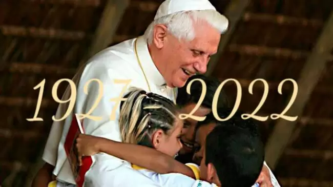 Ha fallecido el Papa emrito, Doctor de la Iglesia, Benedicto XVI. Miles acuden a expresar gratitud ante sus restos mortales