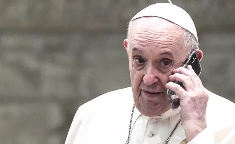 Una madre fallece en Italia tras dar a luz a gemelos. Un conmovido Papa Francisco llama a Giacomo, el viudo