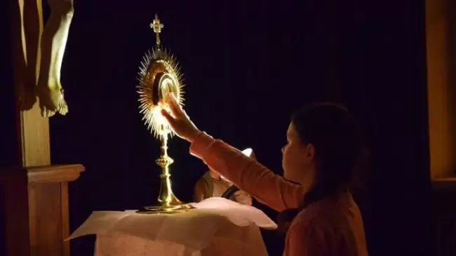 Anna padeci la persecucin y el abuso comunista. Todo lo ofreci en Adoracin por la santificacin de los sacerdotes