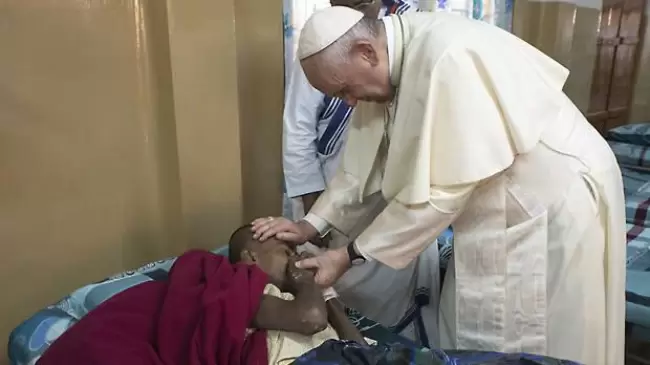 El Papa Francisco alienta: Hacer propia la fragilidad de los dems y as garantizar el derecho fundamental a la salud