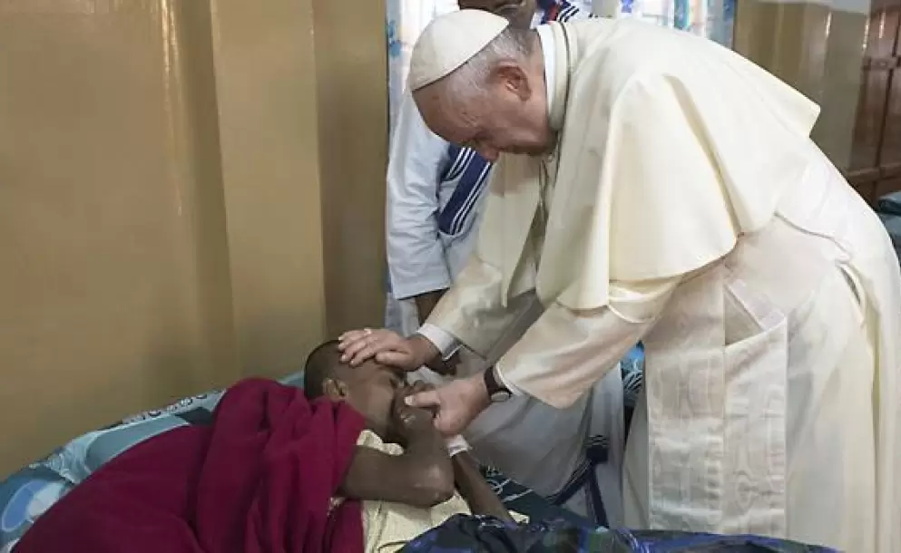 El Papa Francisco alienta: “Hacer propia la fragilidad de los demás” y así “garantizar el derecho fundamental a la salud”