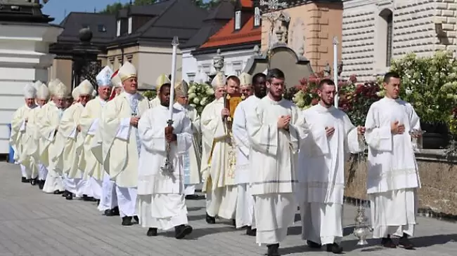 Obispos de Polonia emiten decreto que regula las apariciones pblicas de sacerdotes en redes sociales y otras plataformas