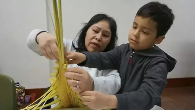 Los tejedores de palmas unen fe y cultura para aclamar a Cristo el Domingo de Ramos