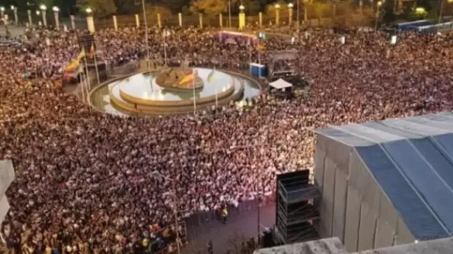 Ms de 60.000 personas celebran la Resurreccin en la Cibeles. A miles ms la polica les impidi el paso