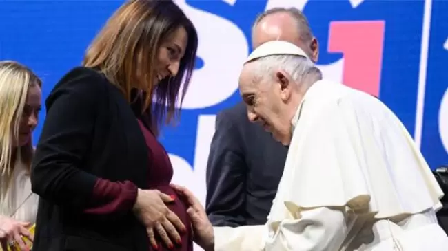 Hablando de natalidad el Papa recuerda lo que dijo a una mujer en la Plaza de San Pedro: Tantos nios con hambre, y usted con el perrito!