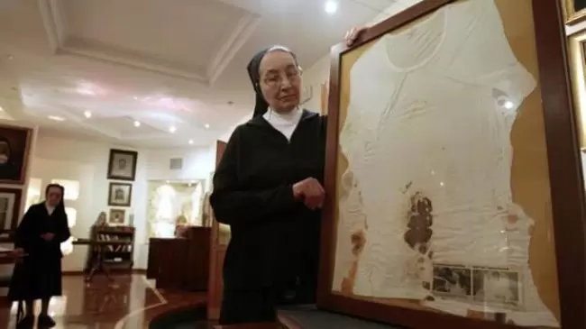 Historia de una valiosa reliquia: La camiseta ensangrentada de Juan Pablo II y los milagros que agradecen al Papa santo