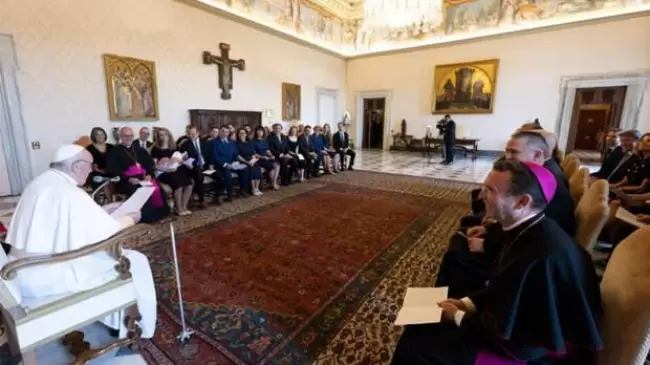 El Papa pide a los obispos del mundo catequizar a los fieles para recuperar el sentido de la adoracin