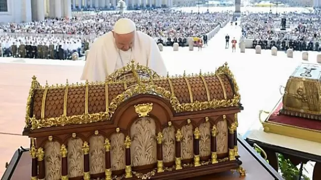 El Papa ora ante las reliquias de Santa Teresita y la destaca como modelo del celo apostlico