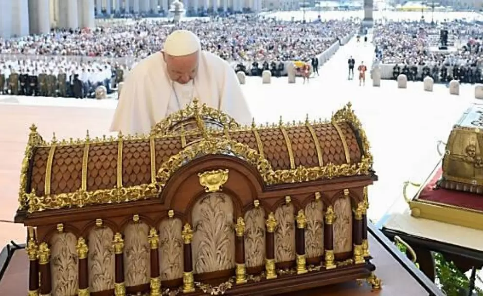 El Papa ora ante las reliquias de Santa Teresita y la destaca como modelo del celo apostólico