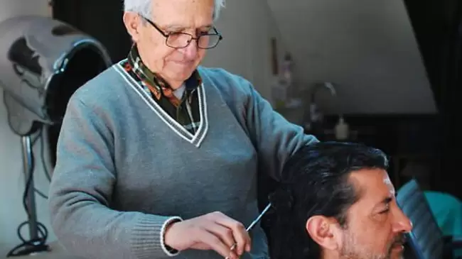 El peluquero chileno Fermn Montoya, afirma que todos los das le corta el pelo... a nuestro Seor Jesucristo