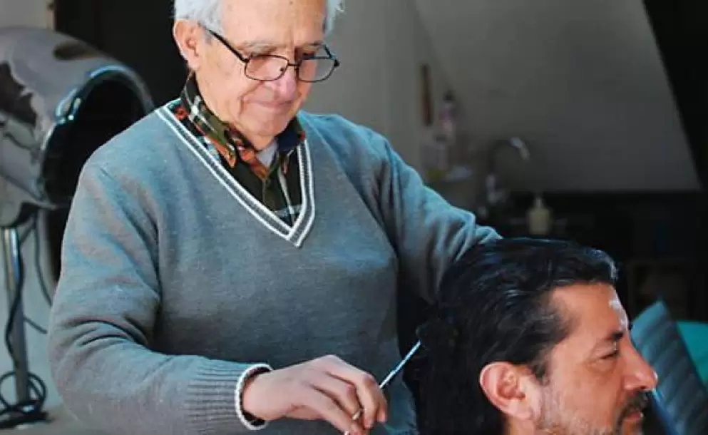 El peluquero chileno Fermn Montoya, afirma que todos los das le corta el pelo... a nuestro Seor Jesucristo