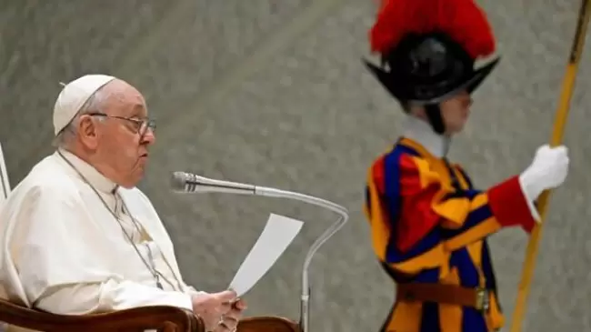 Papa Francisco aborda el combate espiritual en su catequesis y alienta a resistir las tentaciones de Satans