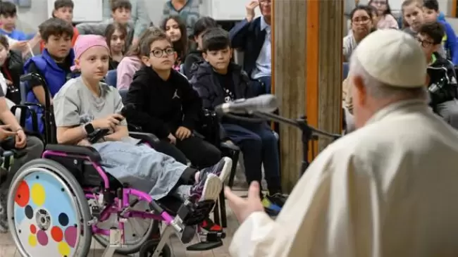 El Papa Francisco lo ha vuelto a hacer... se fue del Vaticano a Chocar esos cinco