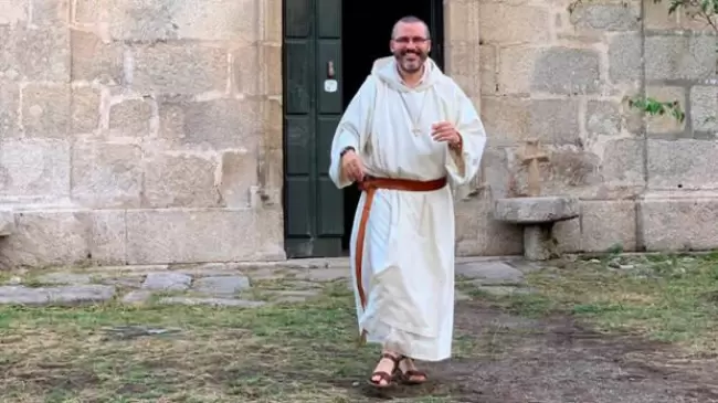 Carlos a las puertas de la ermita de Alba, en Pontevedra. Foto cedida por Carlos Ruiz.