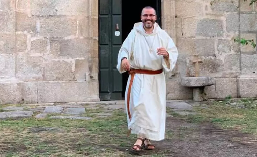 Carlos a las puertas de la ermita de Alba, en Pontevedra. Foto cedida por Carlos Ruiz.