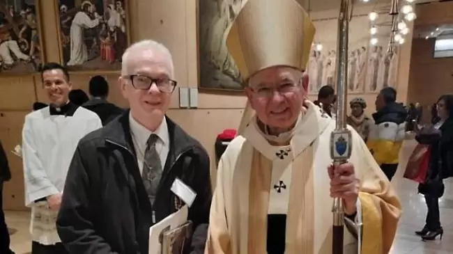 El ex pastor evanglico y gur hind Michael Cardona con el arzobispo Gmez despus de ingresar a la Iglesia Catlica en la Pascua de este ao. (Image