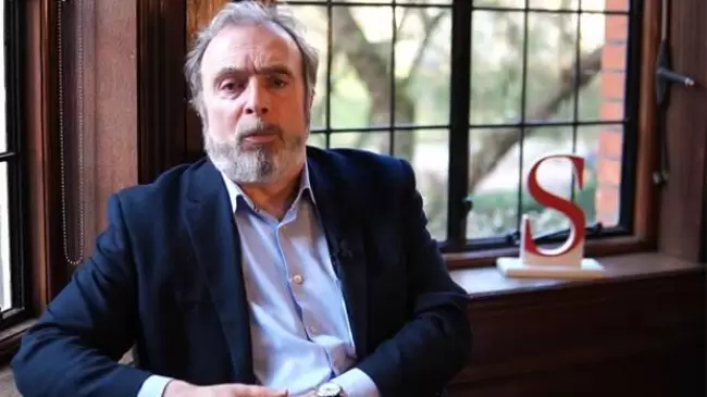 En un impulso de rabia contra Dios el conocido periodista Peter Hitchens un da quem su Biblia y se declar ateo