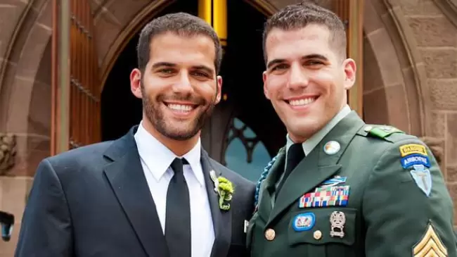 Los hermanos Santos, Brian a la izquierda y David vistiendo uniforme militar. Imagen cortesa de Brian Santos.