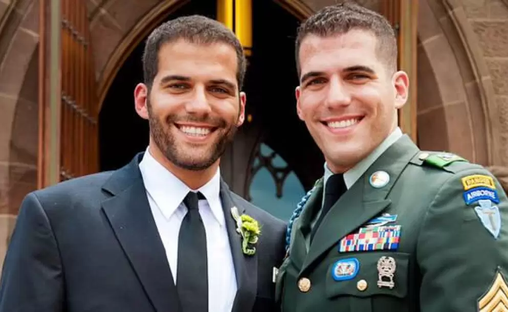 Los hermanos Santos, Brian a la izquierda y David vistiendo uniforme militar. Imagen cortesa de Brian Santos.