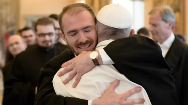 Con paternal afecto el Papa Francisco abraza y alienta en sus fatigas y desafos a los sacerdotes del mundo