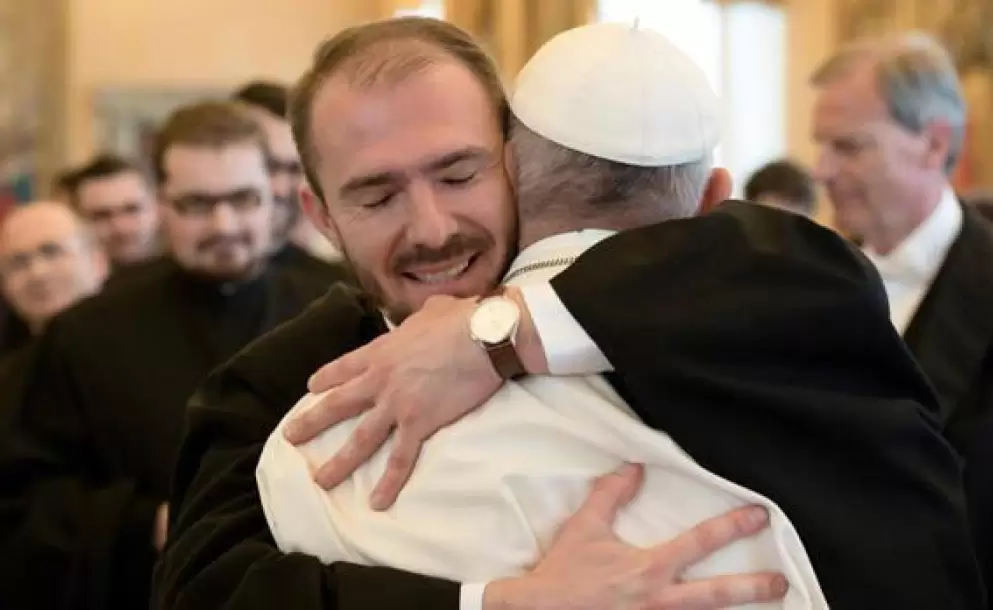 Con paternal afecto el Papa Francisco abraza y alienta en sus fatigas y desafos a los sacerdotes del mundo