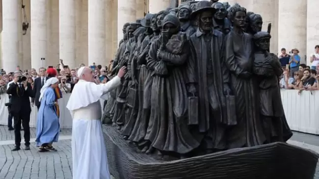 El Papa abraza a quienes atraviesan mares y desiertos buscando vivir en paz y seguridad