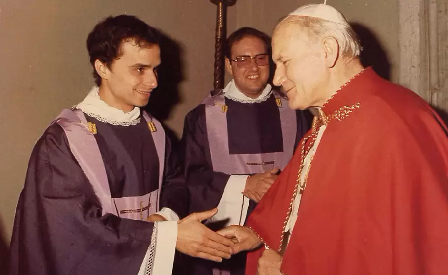 Sacerdote Robert Prevost y San Juan Pablo II Papa.
