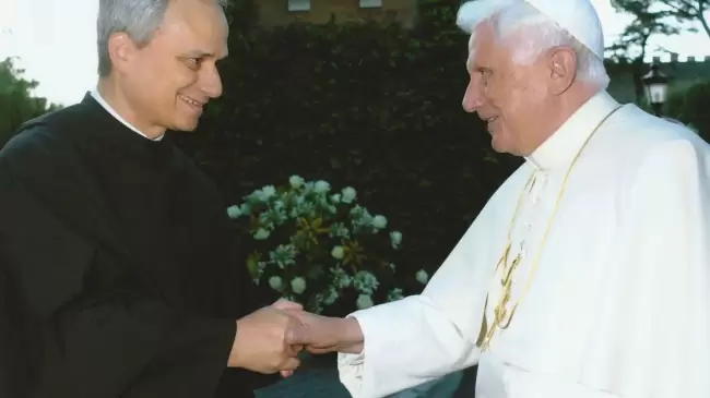 Papa Benedicto XVI y padre Robert Prevost.