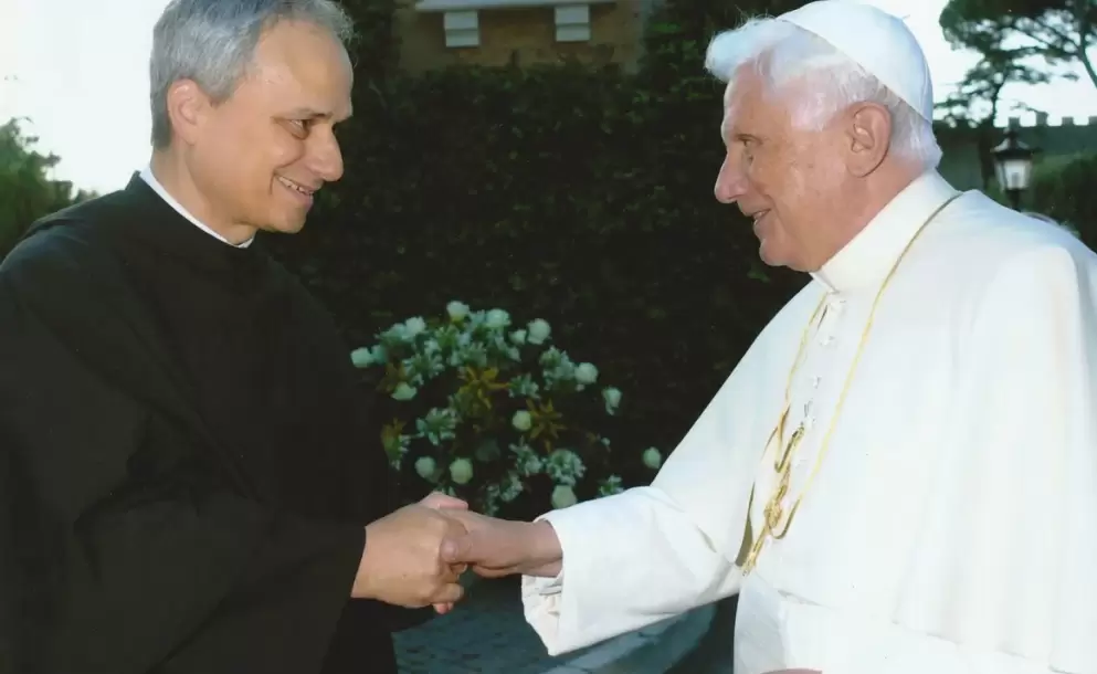 Papa Benedicto XVI y padre Robert Prevost.